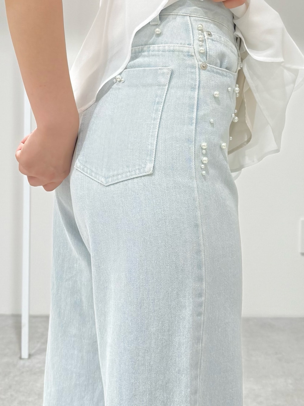 ホワイト系のサンダル、ブルー系のデニムパンツ、ホワイト系のシャツ/ブラウスを着用したレディースの夏コーディネートの7枚目の写真