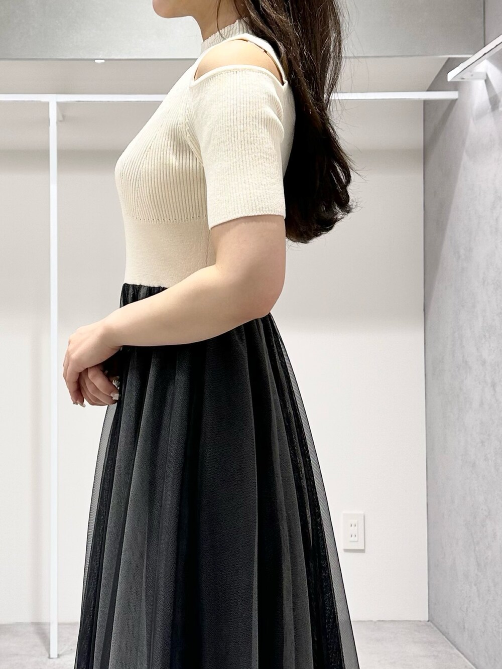 ベージュ系のパンプス、ホワイト系のワンピース、ブラック系のカチューシャを着用したレディースの夏コーディネートの5枚目の写真