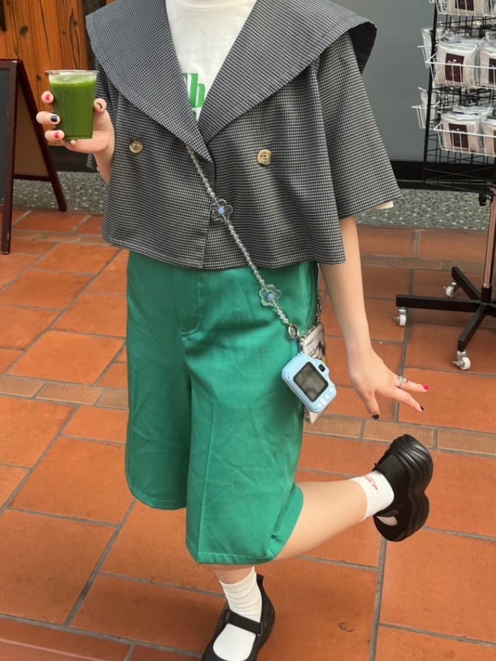 グリーン系のその他パンツ、ブルー系のセットアップ、ブラック系のバレエシューズを着用したレディースの夏コーディネートの2枚目の写真