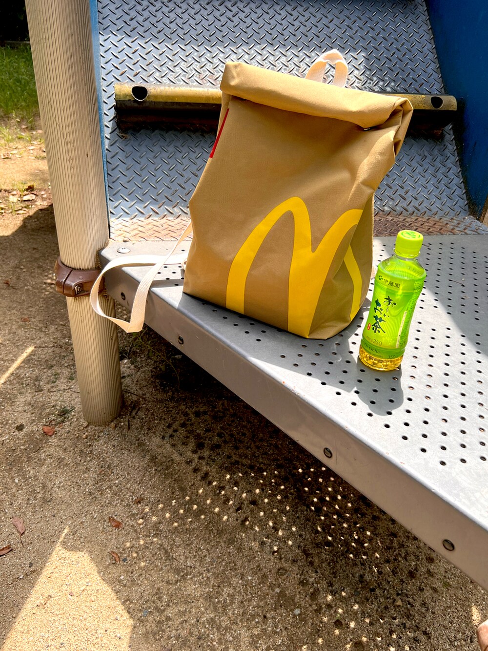 ベージュ系のその他パンツ、ブラウン系のポロシャツ、ブラウン系のスニーカーを着用したメンズの夏コーディネートの3枚目の写真