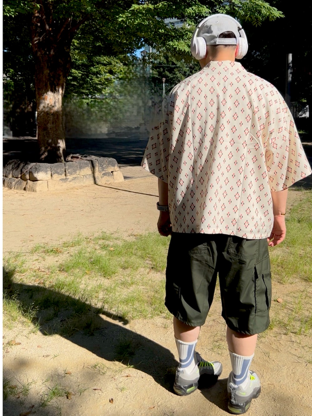 ベージュ系のシャツ/ブラウス、グリーン系のカーゴパンツ、イエロー系のスニーカーを着用したメンズの夏コーディネートの3枚目の写真