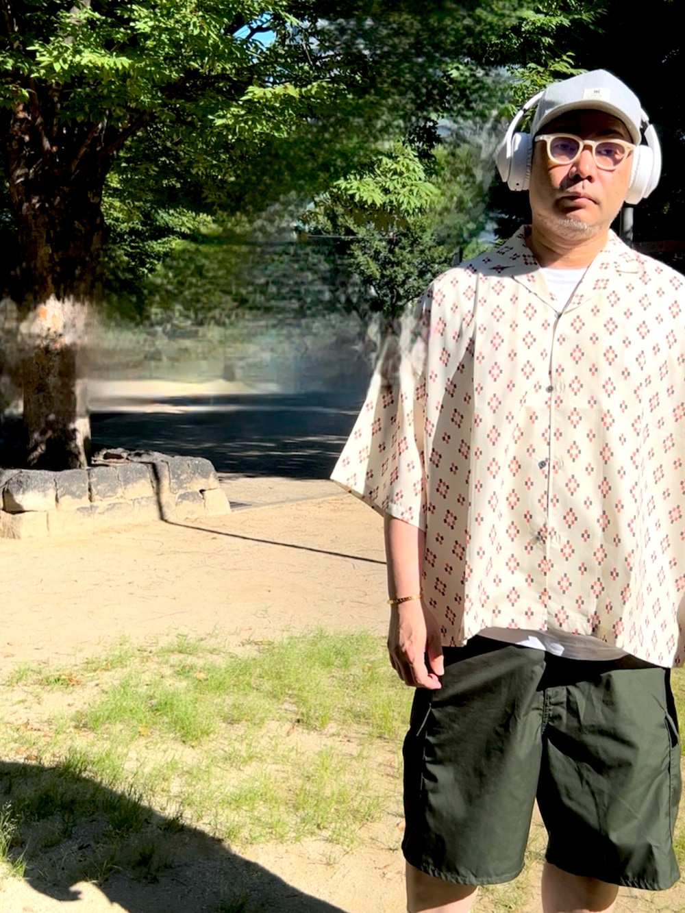 ベージュ系のシャツ/ブラウス、グリーン系のカーゴパンツ、イエロー系のスニーカーを着用したメンズの夏コーディネートの2枚目の写真