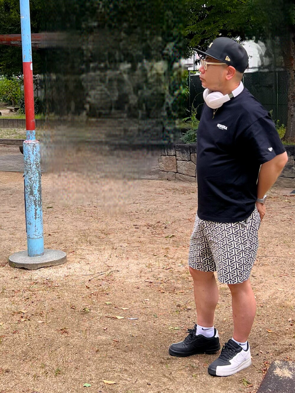 ブラック系のTシャツ/カットソー、ベージュ系のその他パンツ、ブラック系のスニーカーを着用したメンズの夏コーディネートの4枚目の写真