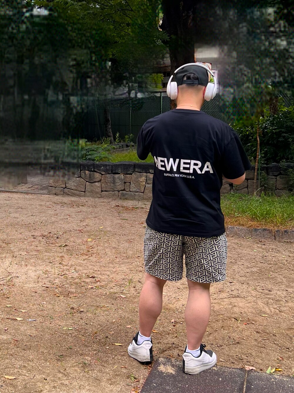 ブラック系のTシャツ/カットソー、ベージュ系のその他パンツ、ブラック系のスニーカーを着用したメンズの夏コーディネートの3枚目の写真