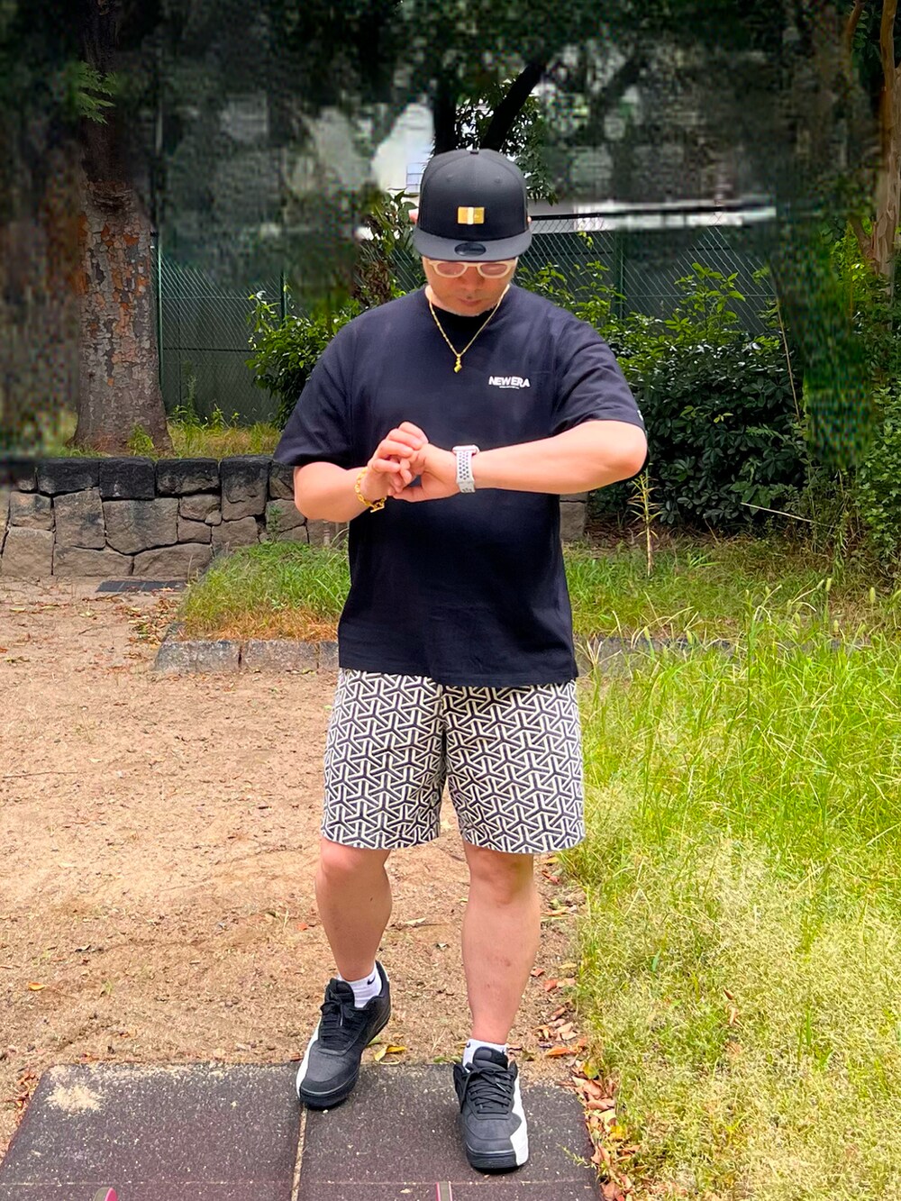 ブラック系のTシャツ/カットソー、ベージュ系のその他パンツ、ブラック系のスニーカーを着用したメンズの夏コーディネートの2枚目の写真