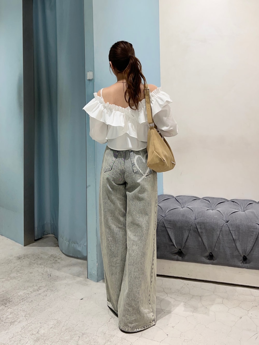 ブルー系のデニムパンツ、ホワイト系のシャツ/ブラウス、ベージュ系のショルダーバッグを着用したレディースの春コーディネートの5枚目の写真