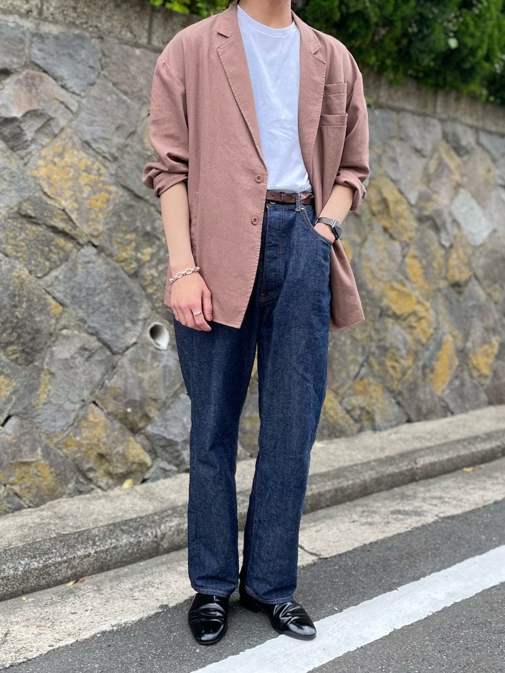 「FUDGEBOYのトラッドスタイル、シンプル、カジュアル、おしゃれさんと繋がりたい、オトナカジュアル、デニムパンツ、ジャケット、シャツコーデ、シルバーアクセサリー、革靴、スポックシューズ、ヴィンテージ、春、春コーデ」｜「HARUTAの【WEB限定】HARUTA　レザースポックシューズ（ドレスシューズ、ブラック系）」を使った、hiroto0520さん（メンズ・180cm）の春コーディネートの2枚目の写真