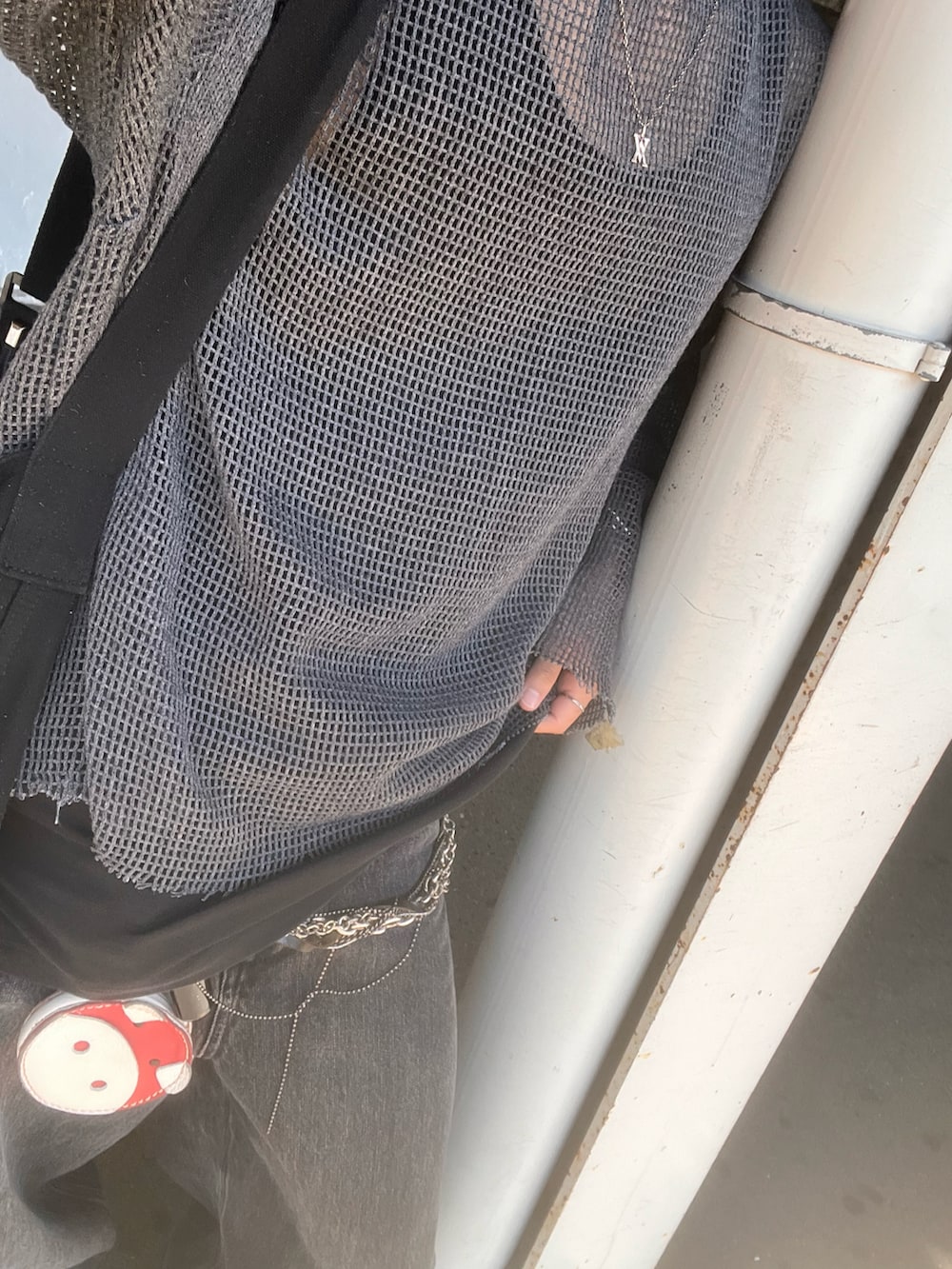 ブラック系のスニーカー、グレー系のTシャツ/カットソー、ブラック系のタンクトップを着用したメンズの秋コーディネートの2枚目の写真