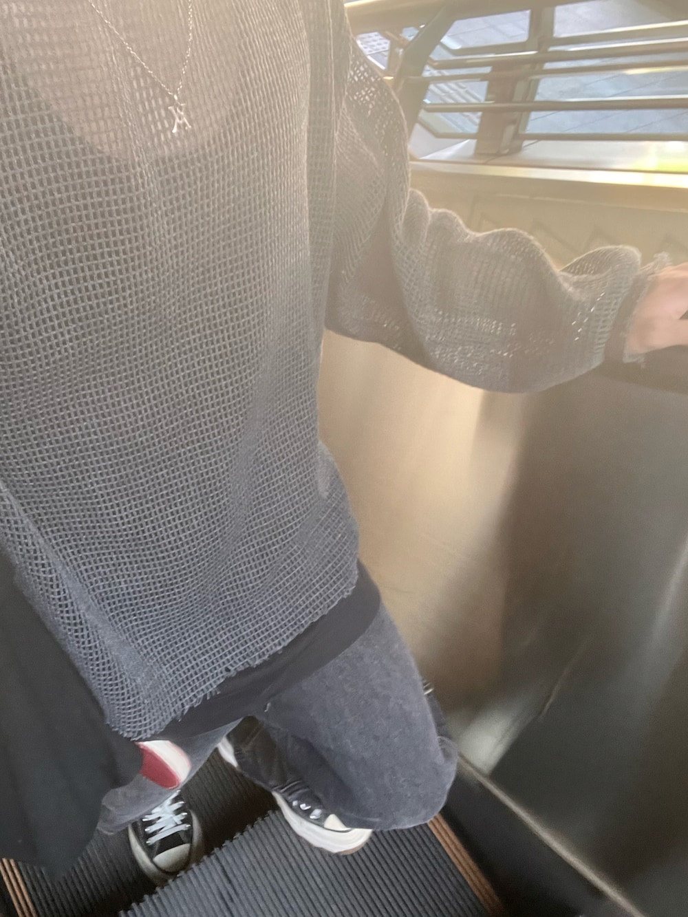 ブラック系のスニーカー、グレー系のTシャツ/カットソー、ブラック系のタンクトップを着用したメンズの秋コーディネートの3枚目の写真