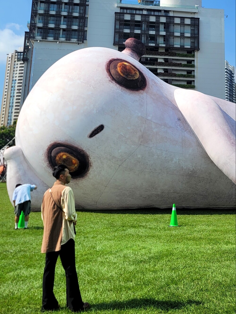 ブラック系のスラックス、ベージュ系のシャツ/ブラウス、ブラック系のショルダーバッグを着用したメンズの夏コーディネートの3枚目の写真