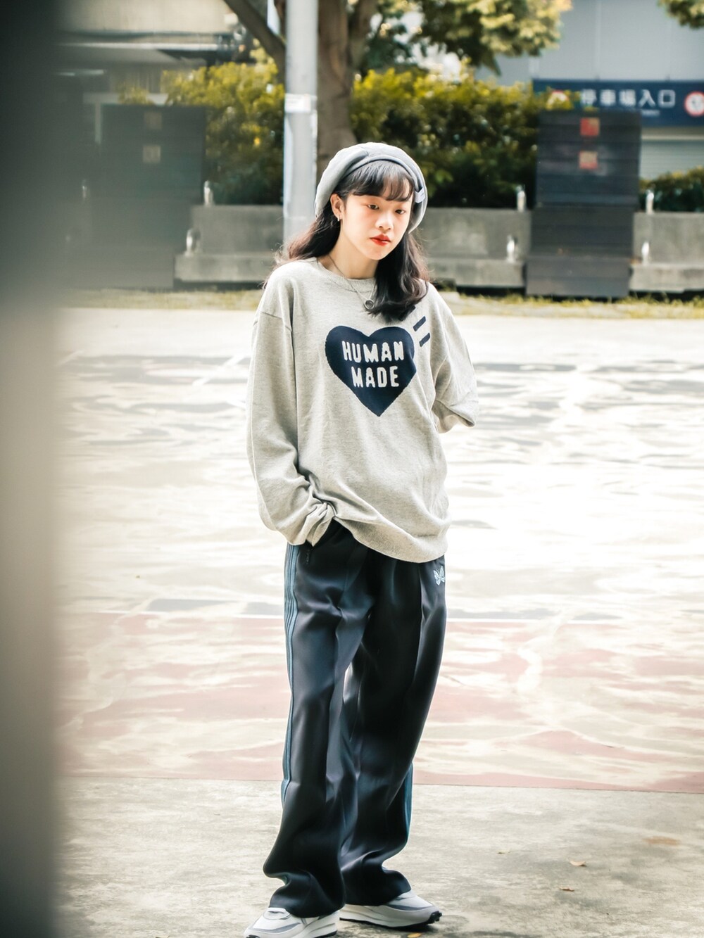 グレー系のニット/セーター、ブラック系のスウェットパンツ、グレー系の帽子を着用したレディースの秋コーディネートの2枚目の写真