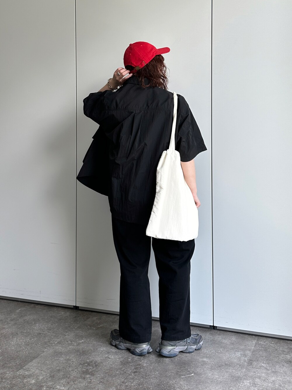 ブラック系のその他パンツ、ブラック系のシャツ/ブラウス、ホワイト系のTシャツ/カットソーを着用したレディースの春コーディネートの3枚目の写真