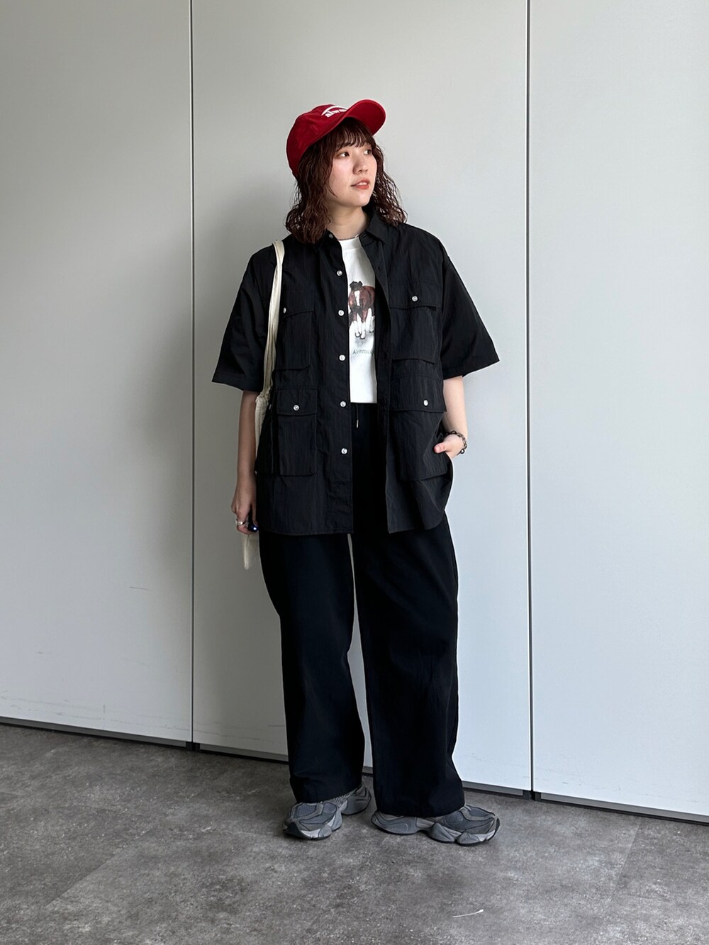 ブラック系のその他パンツ、ブラック系のシャツ/ブラウス、ホワイト系のTシャツ/カットソーを着用したレディースの春コーディネートの2枚目の写真