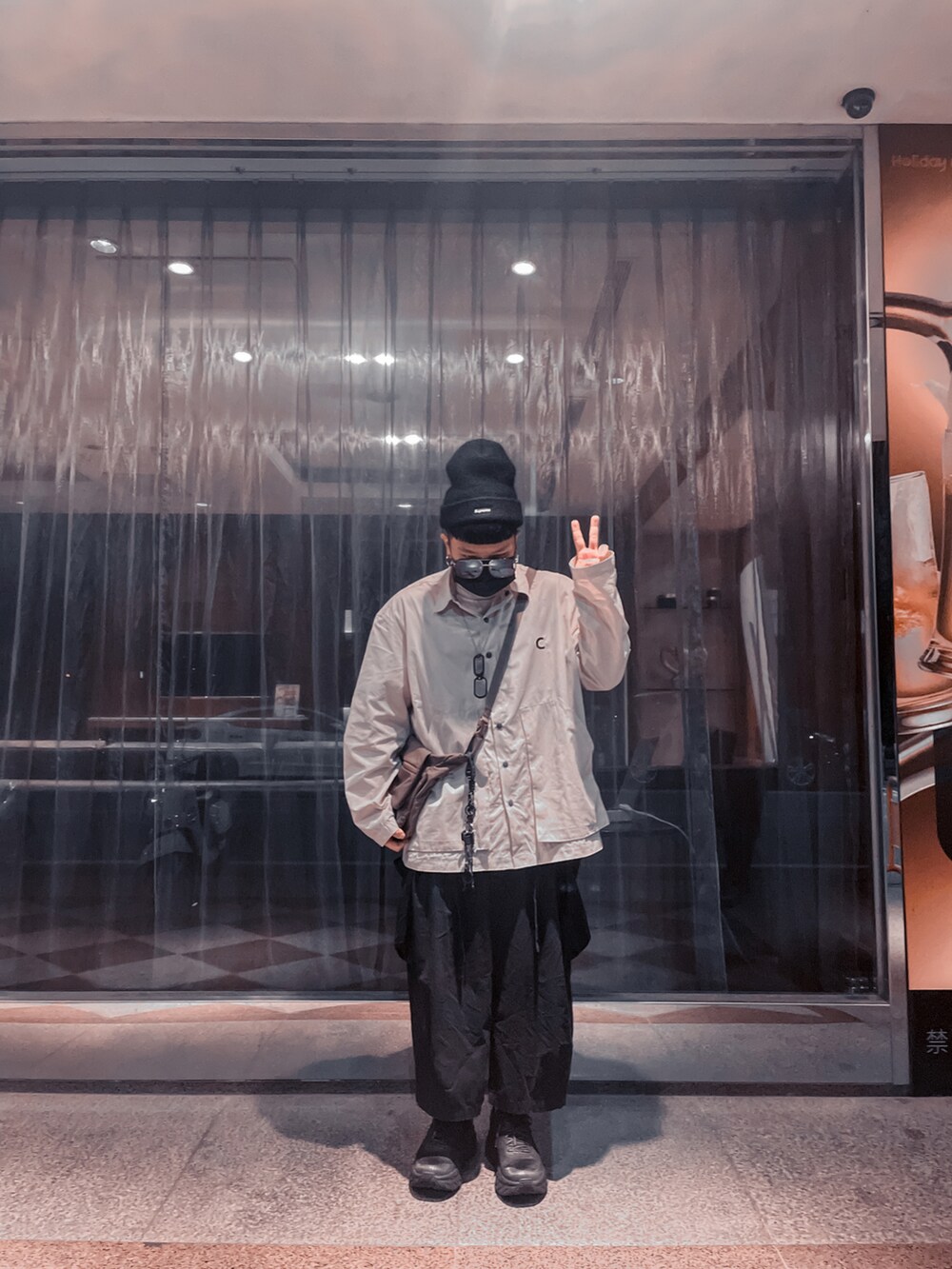 ベージュ系のシャツ/ブラウス、ブラック系のパンツ、ブラック系のスニーカーを着用したメンズの冬コーディネートの2枚目の写真