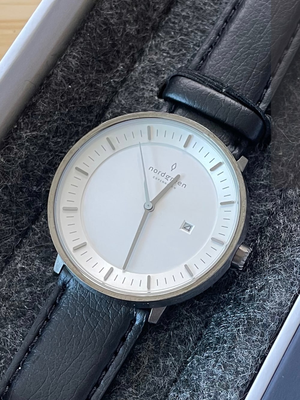 ホワイト系のシャツ/ブラウス、ホワイト系のTシャツ/カットソー、ホワイト系のその他パンツを着用したメンズの春コーディネートの2枚目の写真