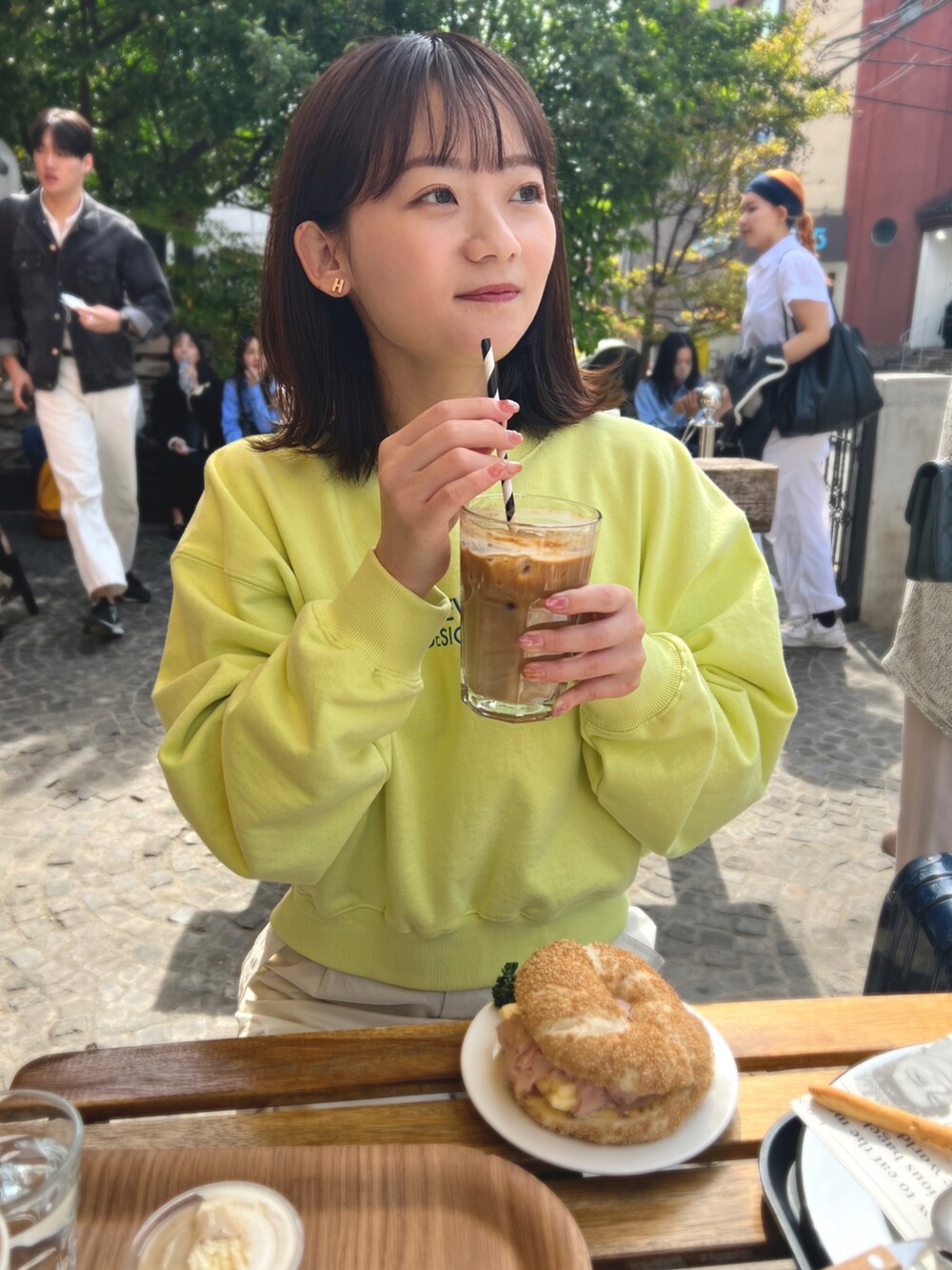 ホワイト系のカーゴパンツ、ベージュ系のスニーカー、イエロー系のトップスを着用したレディースの春コーディネートの3枚目の写真