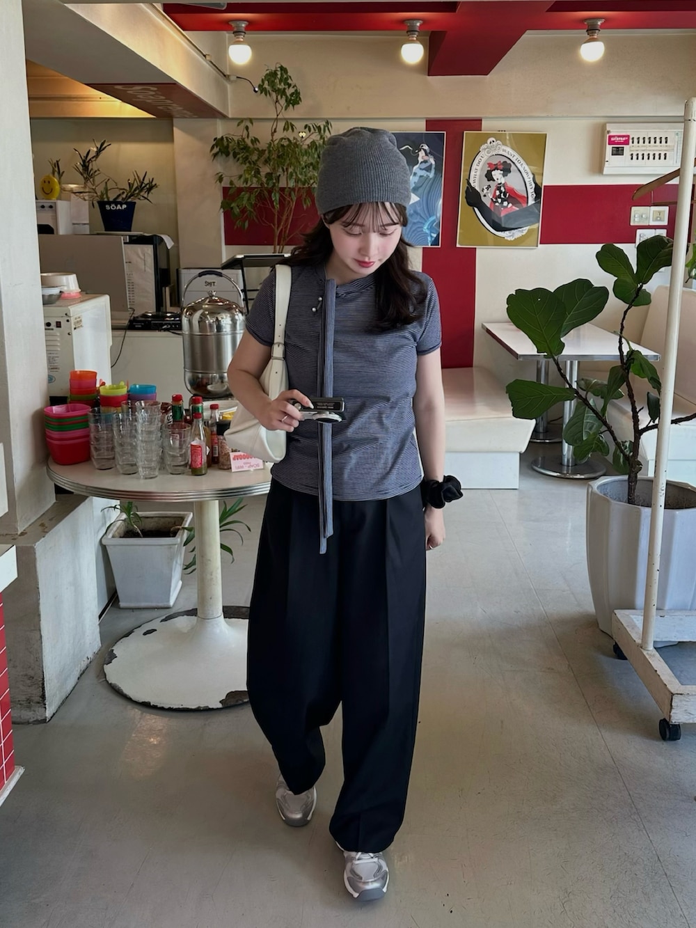 ブルー系のTシャツ/カットソー、シルバー系のスニーカー、ブラック系のスラックスを着用したレディースの夏コーディネートの2枚目の写真