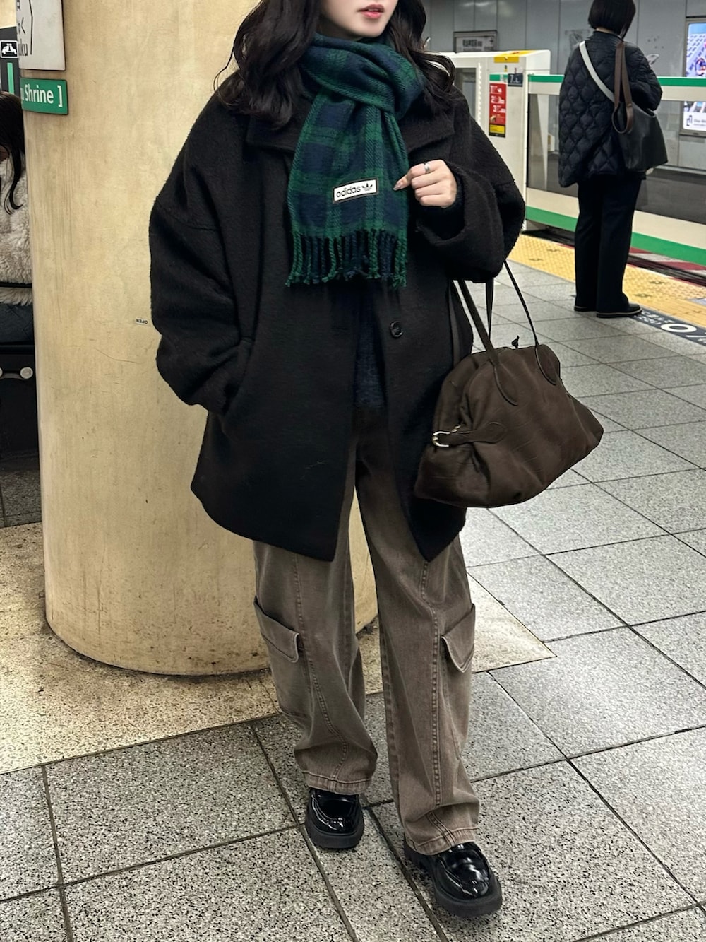 ブラウン系のその他パンツ、ブラウン系のジャケット/アウター、ブラウン系のトートバッグを着用したレディースの冬コーディネートの2枚目の写真