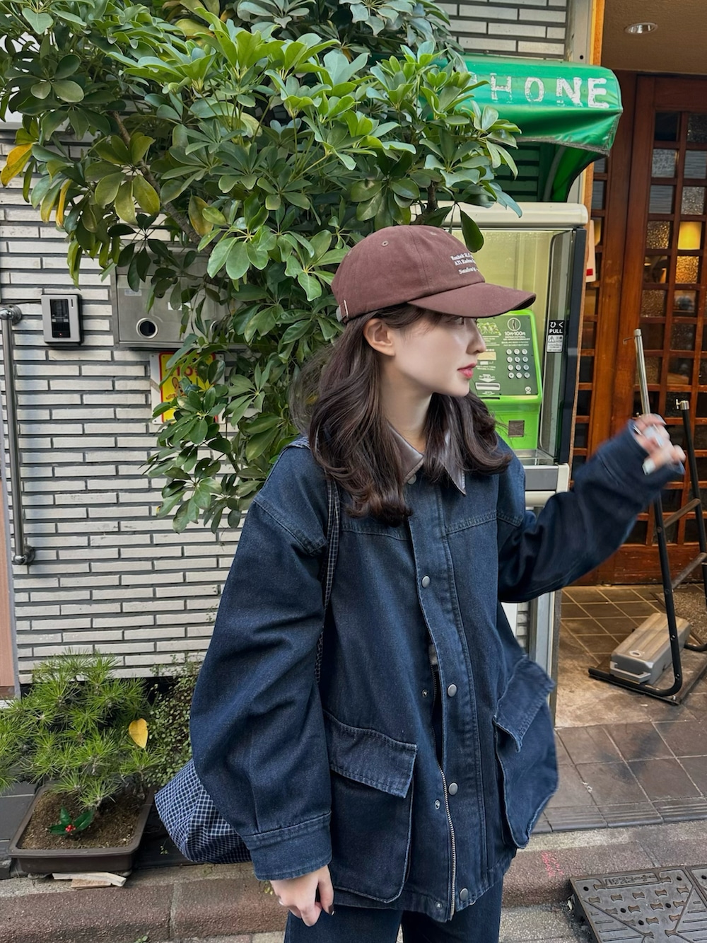 ブラウン系のローファー、ブルー系のデニムジャケット、ブルー系のデニムパンツを着用したレディースの冬コーディネートの2枚目の写真