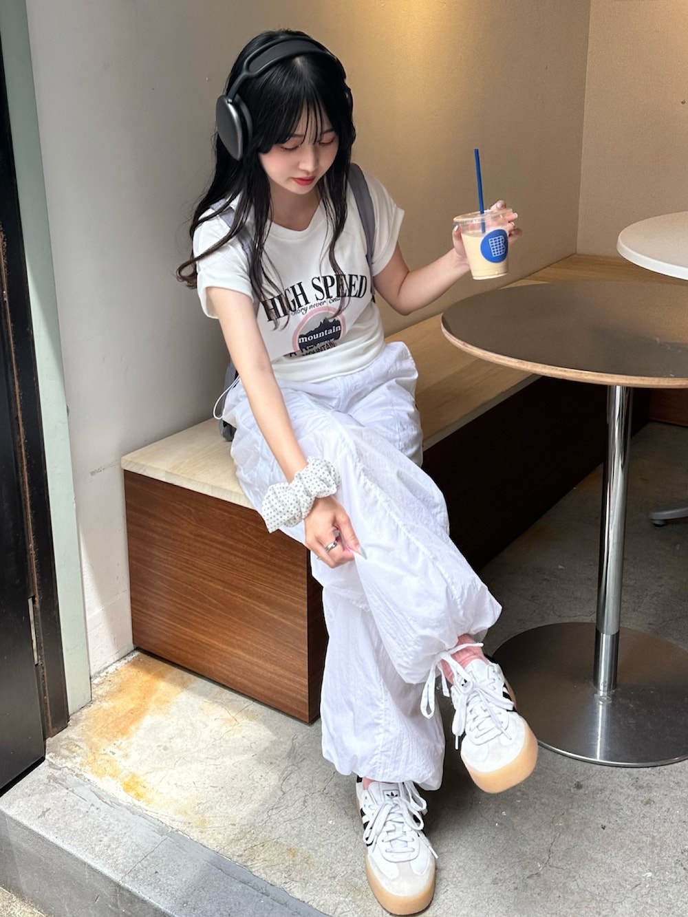 ホワイト系のカーゴパンツ、ホワイト系のトップス、ホワイト系のスニーカーを着用したレディースの夏コーディネートの3枚目の写真