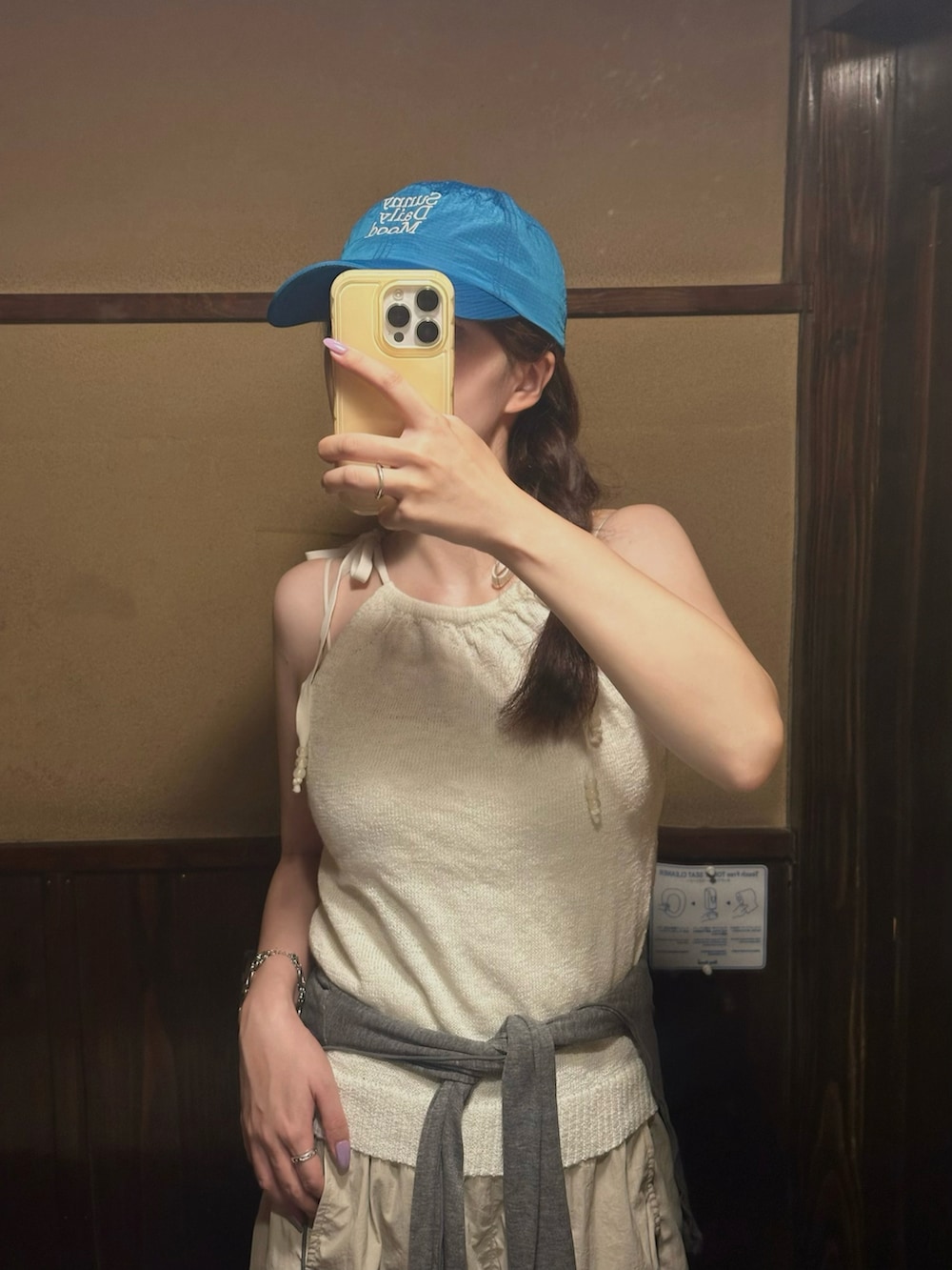 ベージュ系のその他パンツ、ホワイト系のキャミソール、ホワイト系のスニーカーを着用したレディースの夏コーディネートの2枚目の写真
