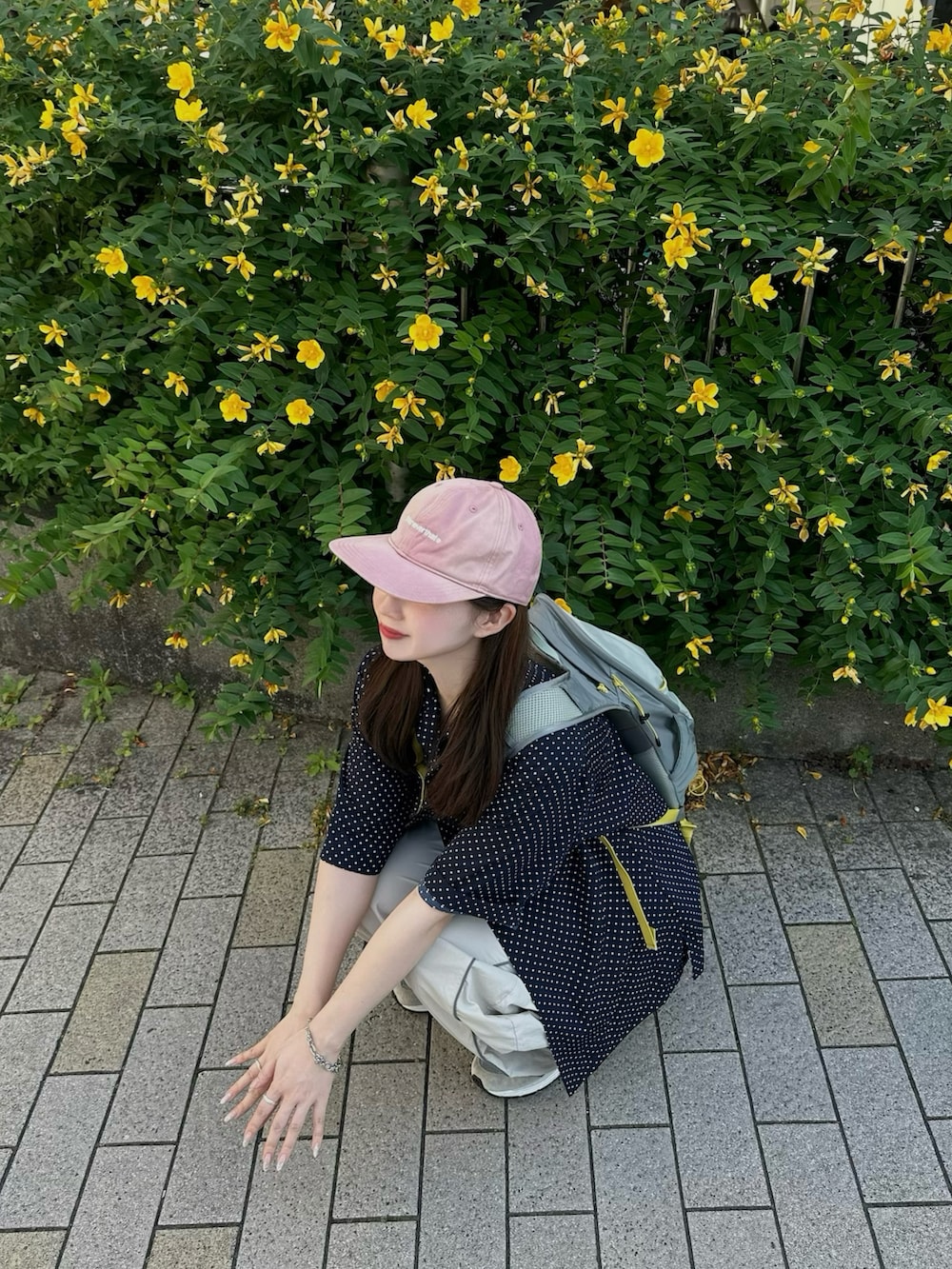 ベージュ系のその他パンツ、グレー系のバックパック/リュック、ブルー系のシャツ/ブラウスを着用したレディースの春コーディネートの2枚目の写真