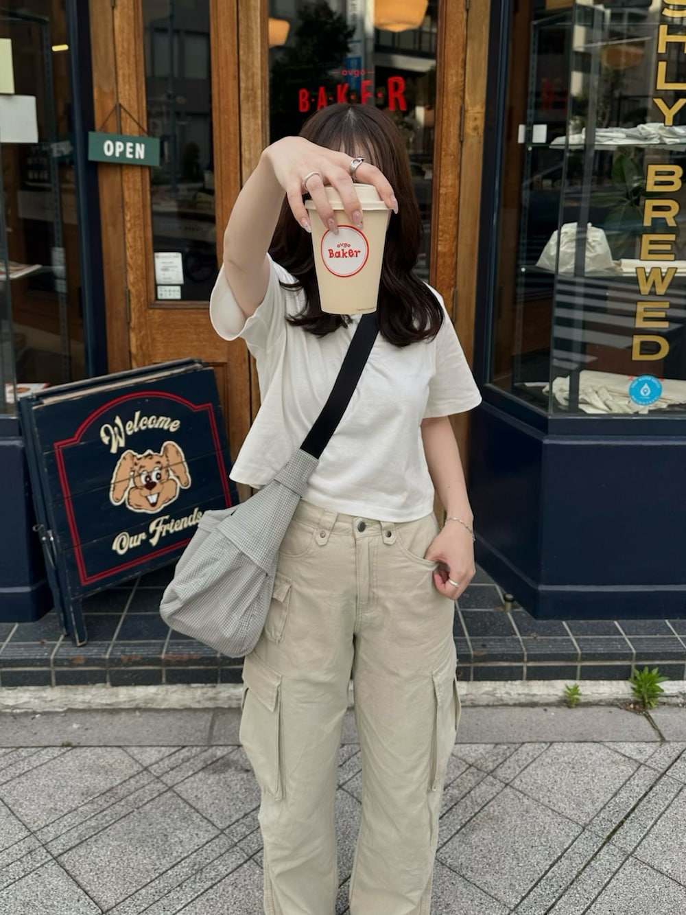 ホワイト系のTシャツ/カットソー、ブラック系のローファー、ベージュ系のカーゴパンツを着用したレディースの春コーディネートの2枚目の写真