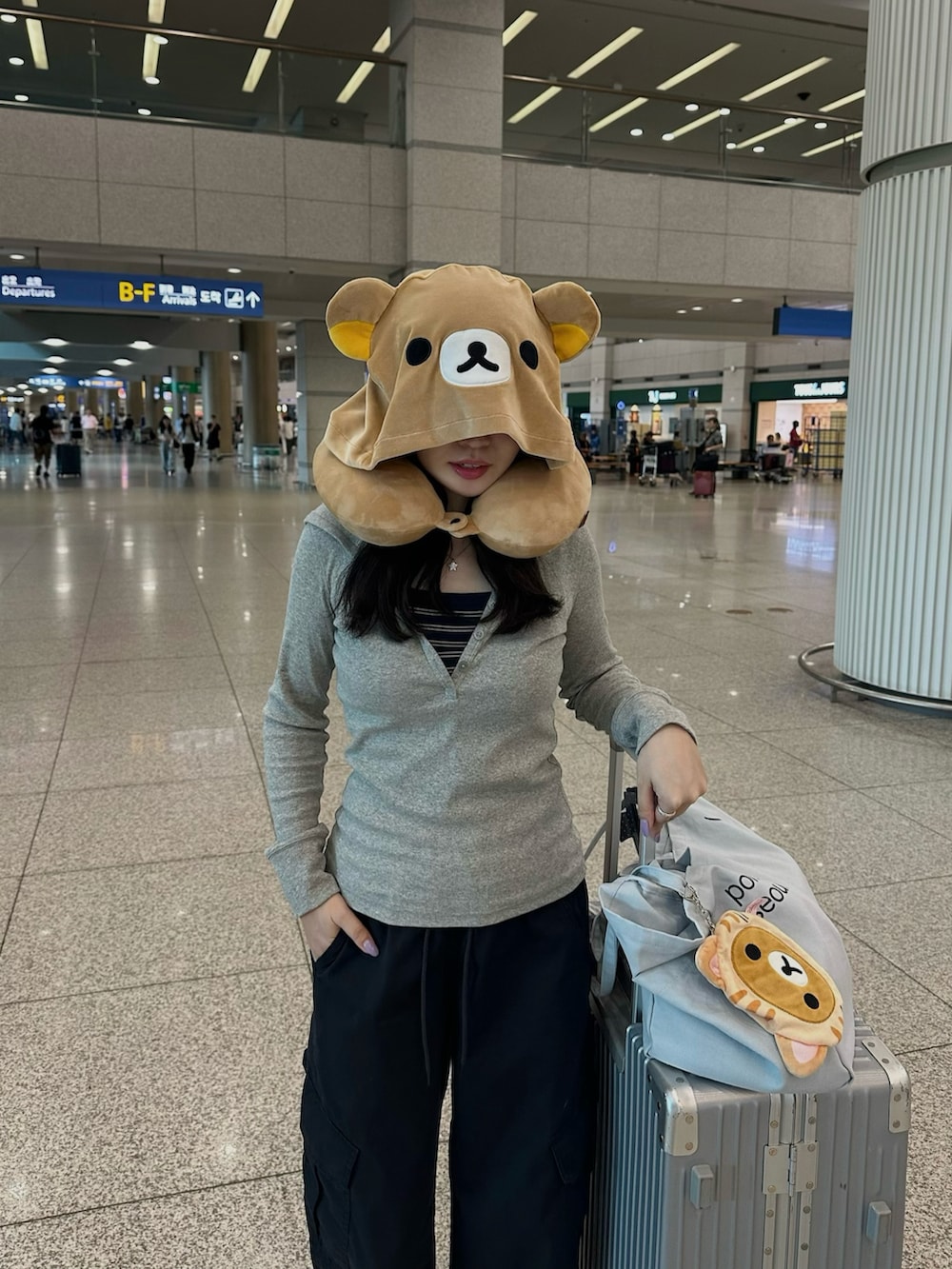 ホワイト系のスニーカー、グレー系のTシャツ/カットソー、ブラック系のパンツを着用したレディースの夏コーディネートの2枚目の写真