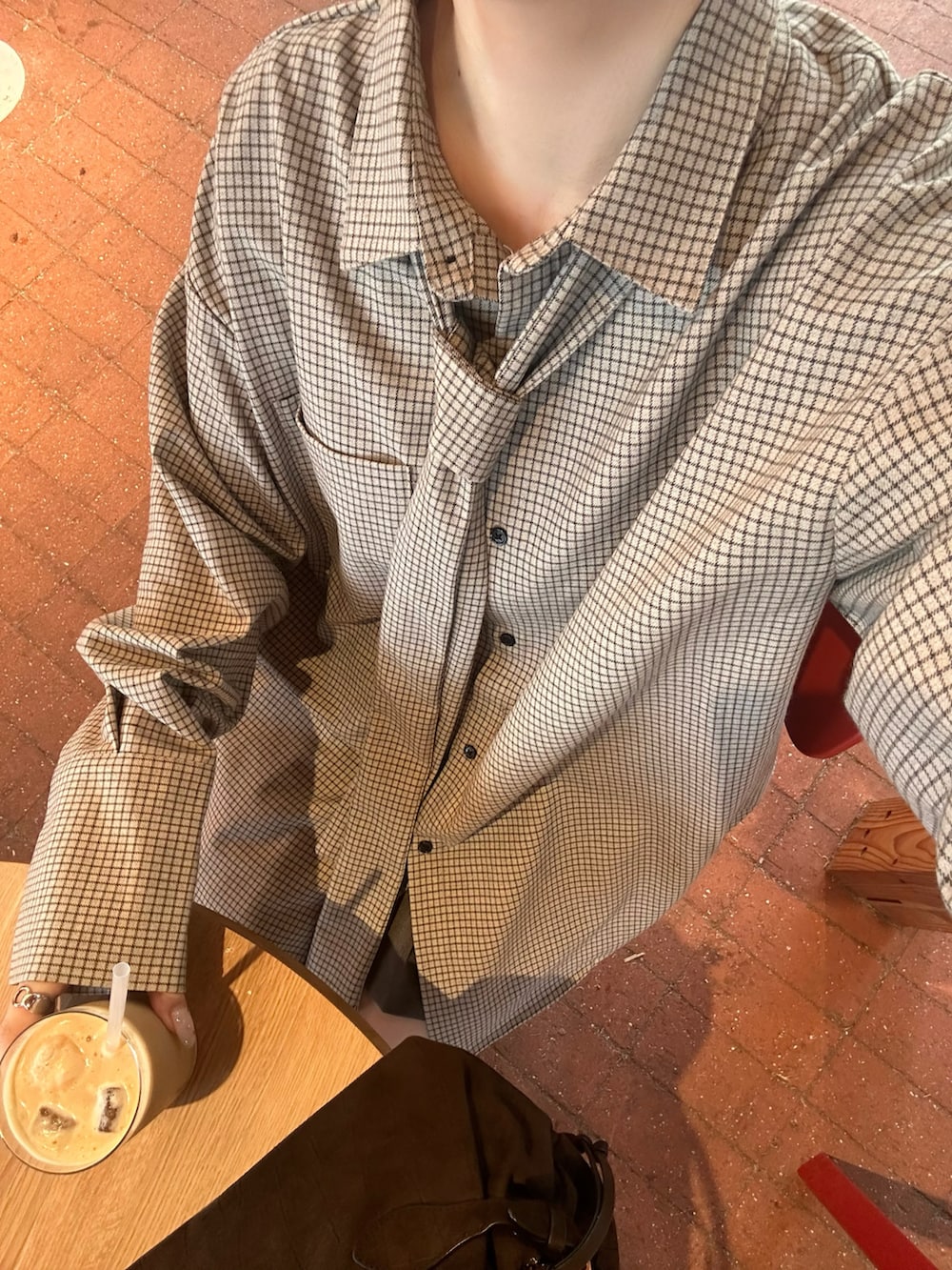 グレー系のシャツ/ブラウス、ブラック系のローファー、グレー系のスカートを着用したレディースの秋コーディネートの2枚目の写真