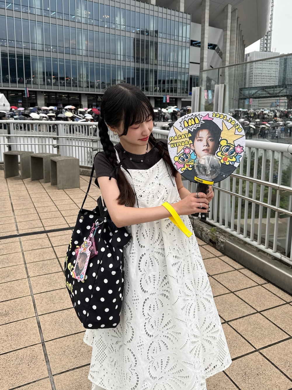 ホワイト系のワンピース、グレー系のTシャツ/カットソー、ブラック系のトートバッグを着用したレディースの夏コーディネートの2枚目の写真