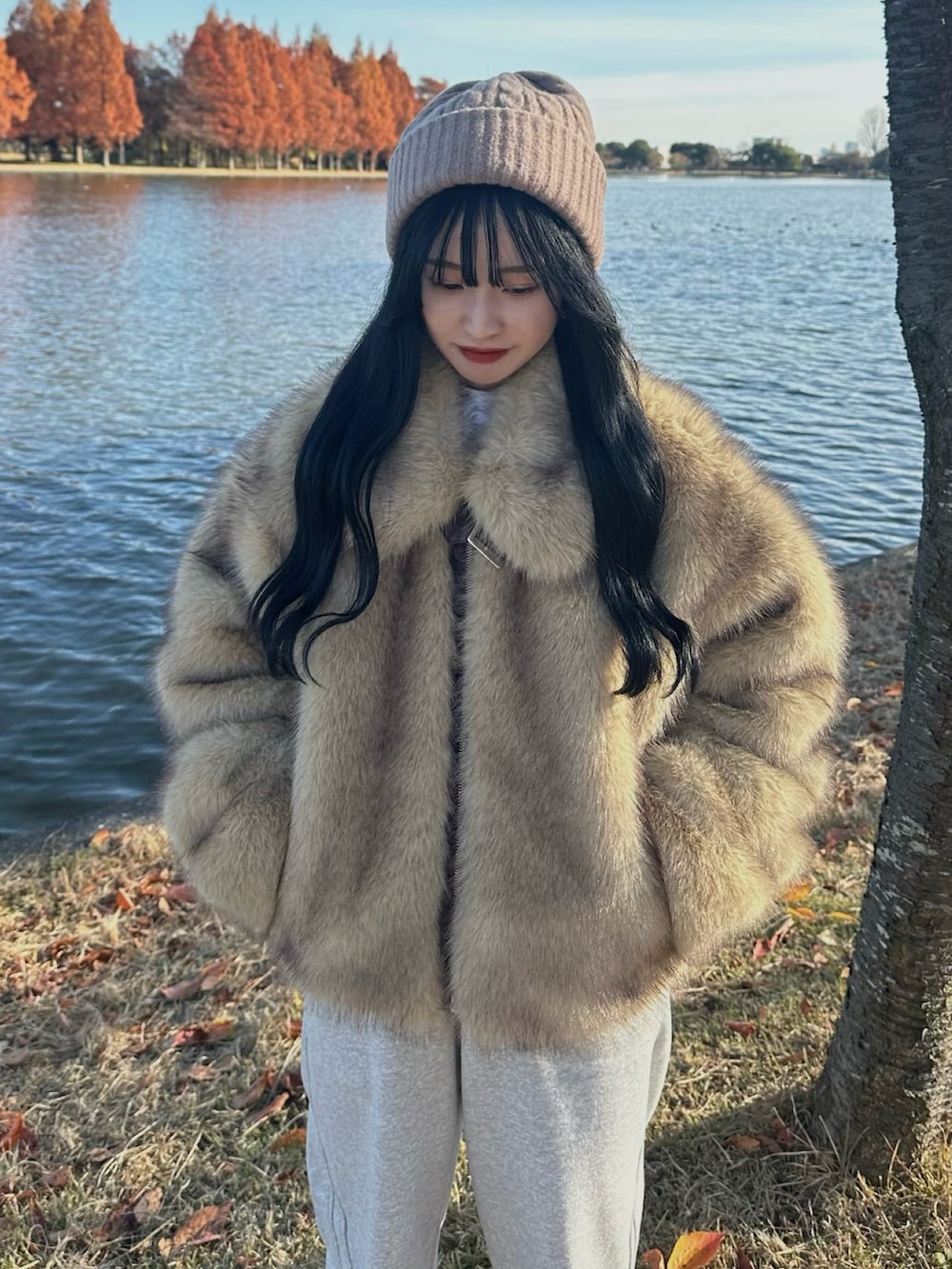 ベージュ系のその他アウター、レッド系のハンドバッグ、グレー系のスウェットパンツを着用したレディースの秋コーディネートの2枚目の写真