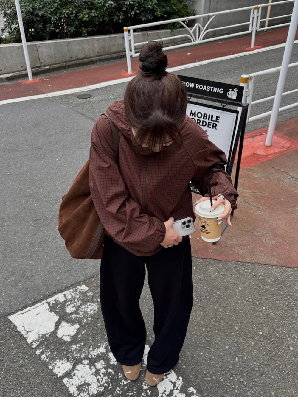 ブラウン系のジャケット/アウター、ブラック系のスウェットパンツ、ブラウン系のバッグを着用したレディースの春コーディネートの2枚目の写真