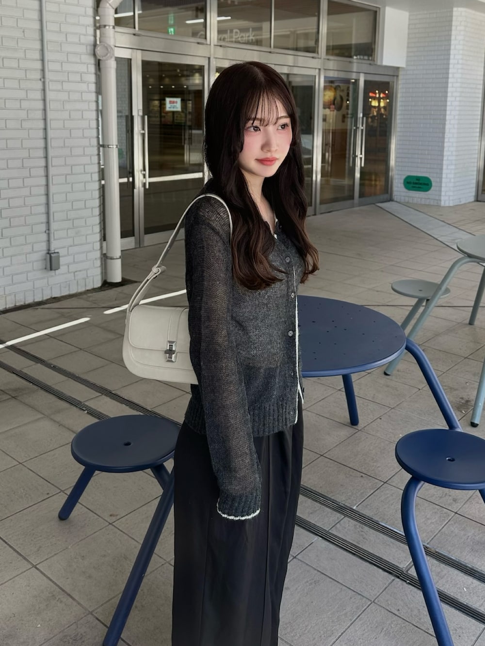 グレー系のカーディガン/ボレロを着用したレディースの秋コーディネートの2枚目の写真