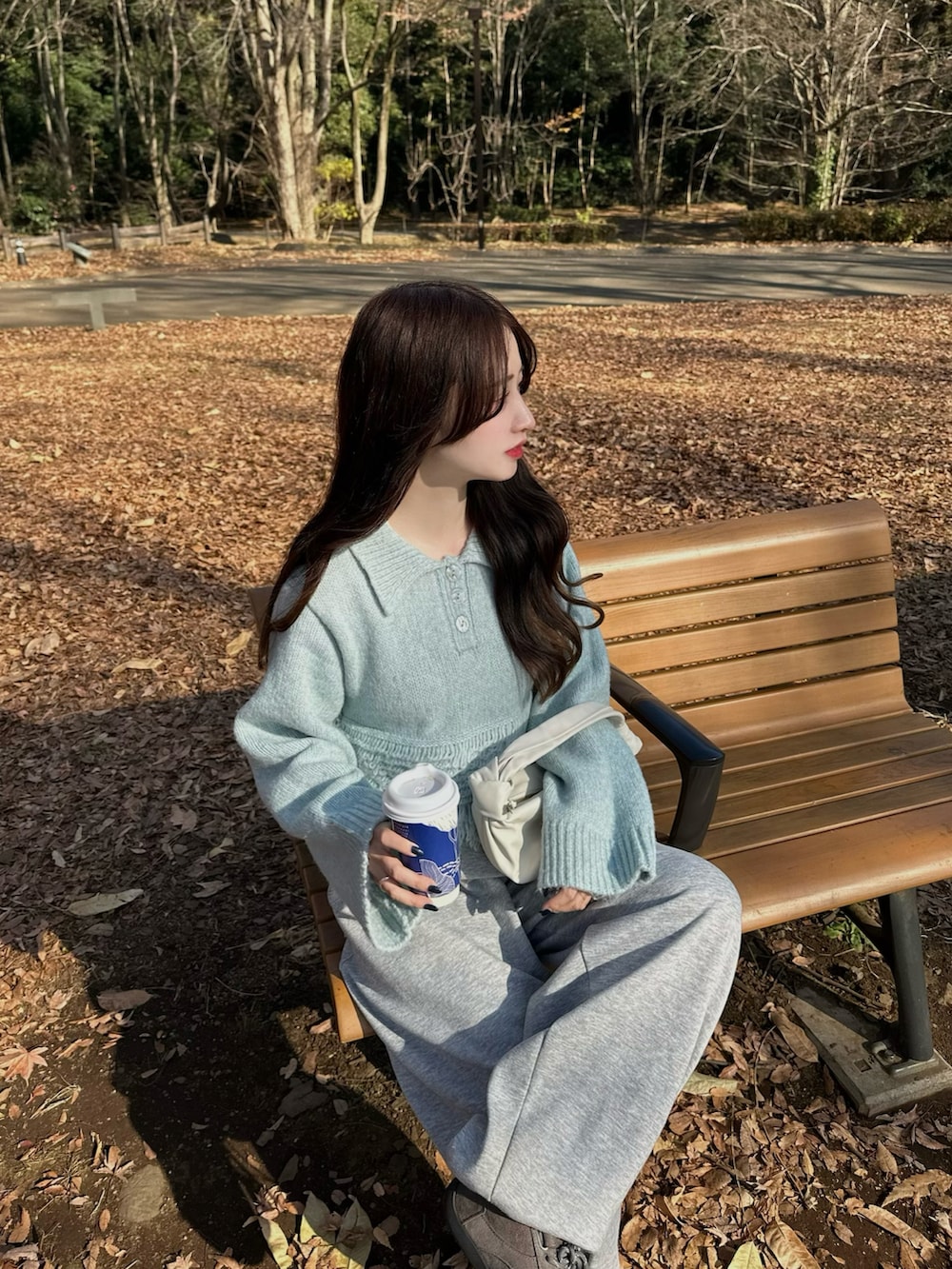 グレー系のスウェットパンツ、ブルー系のニット/セーターを着用したレディースの冬コーディネートの2枚目の写真