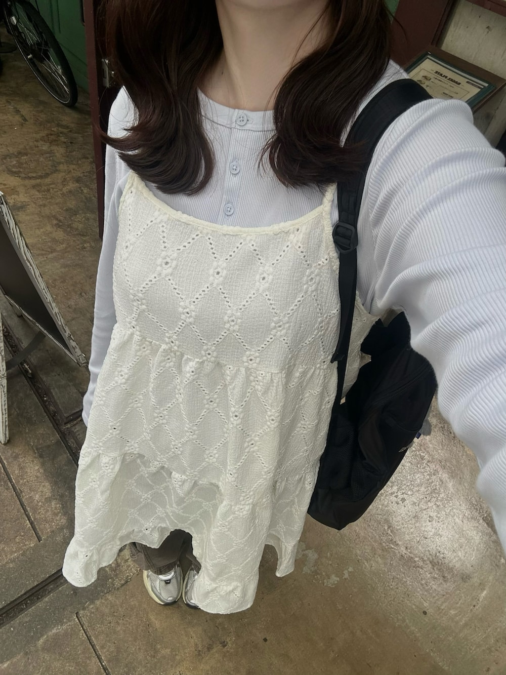 ブラウン系のその他パンツ、ホワイト系のワンピース、ブルー系のトップスを着用したレディースの春コーディネートの2枚目の写真