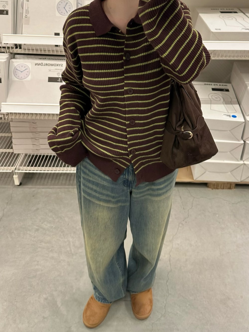 ブラウン系のニット/セーター、ブラウン系のローファー、ホワイト系のチノパンツを着用したレディースの秋コーディネートの2枚目の写真