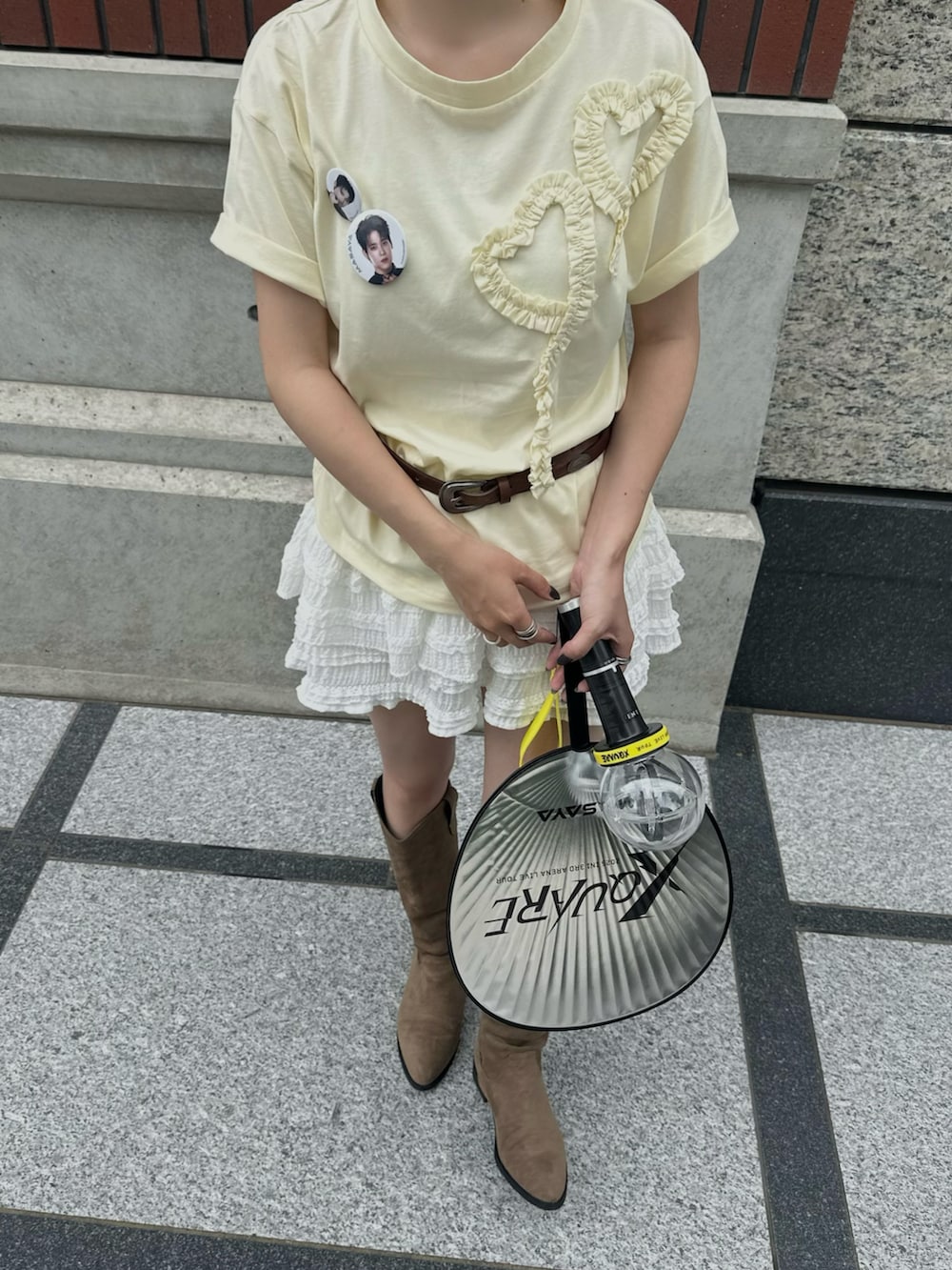 ホワイト系のTシャツ/カットソー、ホワイト系のパンツ、ブラック系のトートバッグを着用したレディースの夏コーディネートの2枚目の写真