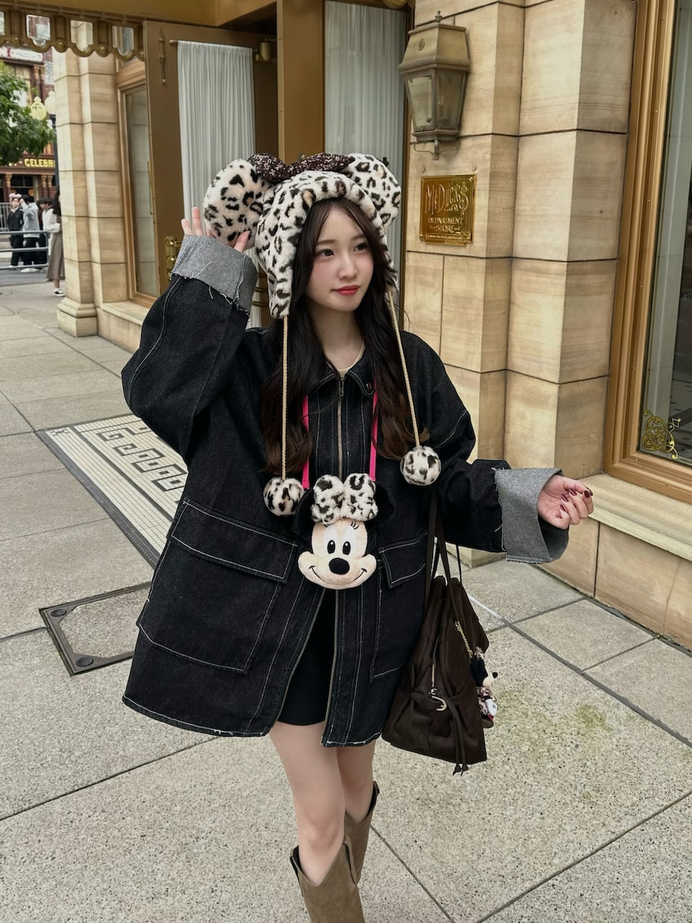 ブラック系のデニムジャケット、ブラウン系のボストンバッグを着用したレディースの秋コーディネートの3枚目の写真