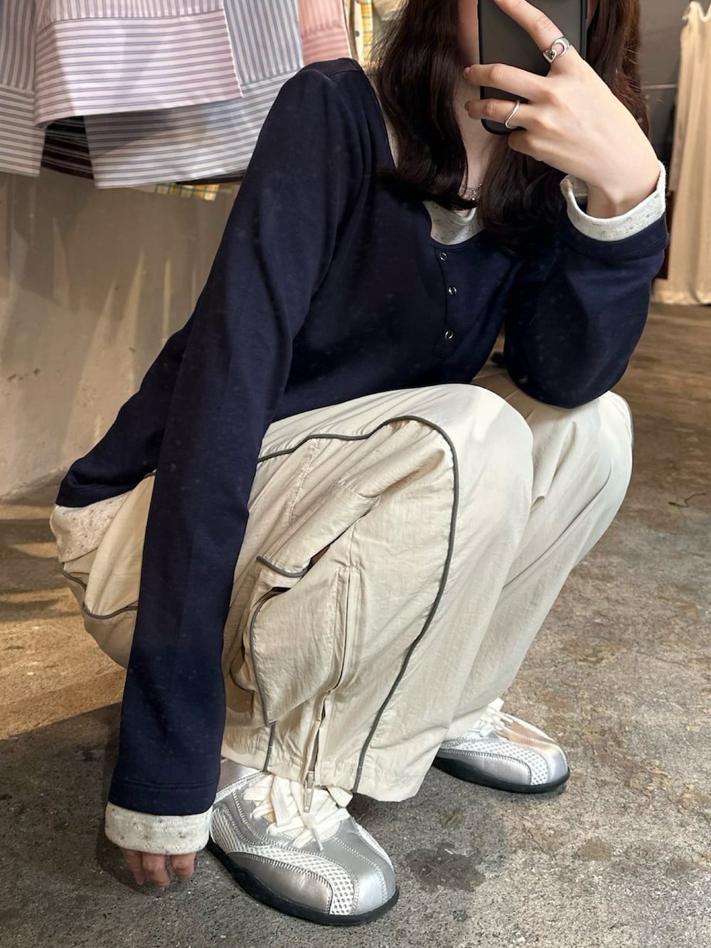 シルバー系のスニーカー、ベージュ系のその他パンツ、ブルー系のトップスを着用したレディースの春コーディネートの2枚目の写真