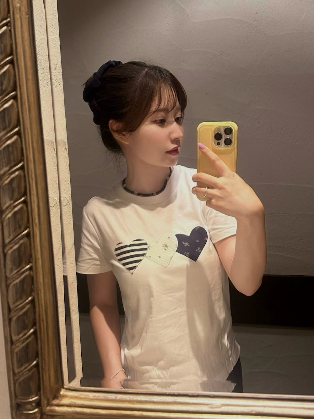 ホワイト系のTシャツ/カットソー、ブルー系のスウェットパンツ、イエロー系のバッグを着用したレディースの夏コーディネートの2枚目の写真