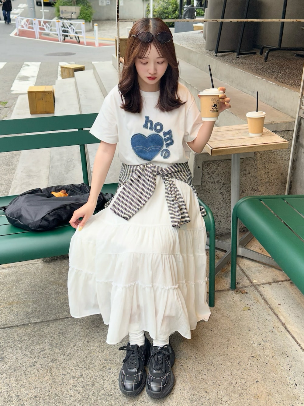 グレー系のカーディガン/ボレロ、ブラック系のスニーカー、ホワイト系のTシャツ/カットソーを着用したレディースの春コーディネートの2枚目の写真