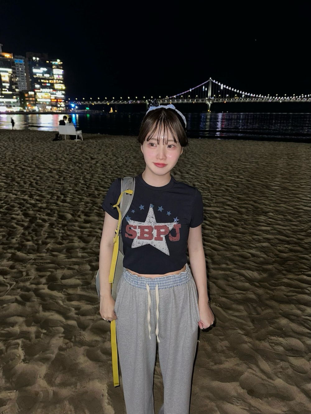 グレー系のバックパック/リュック、ブラック系のスニーカー、ブルー系のTシャツ/カットソーを着用したレディースの春コーディネートの2枚目の写真