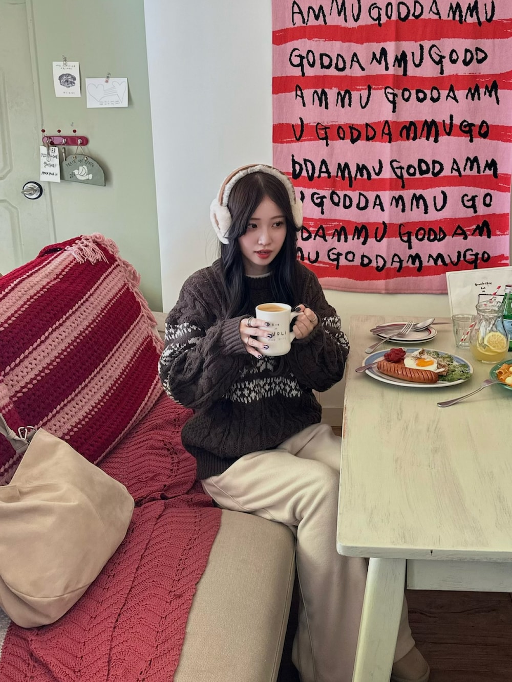 ベージュ系のその他パンツ、ブラウン系のニット/セーター、ベージュ系のブーツを着用したレディースの冬コーディネートの2枚目の写真