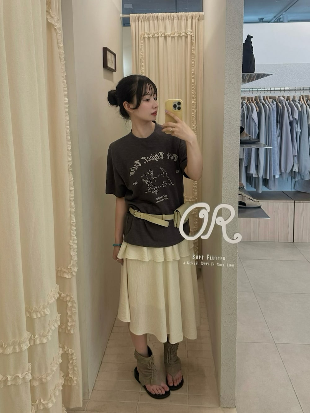 グレー系のTシャツ/カットソー、ホワイト系のスカート、ブラウン系のサンダルを着用したレディースの夏コーディネートの2枚目の写真