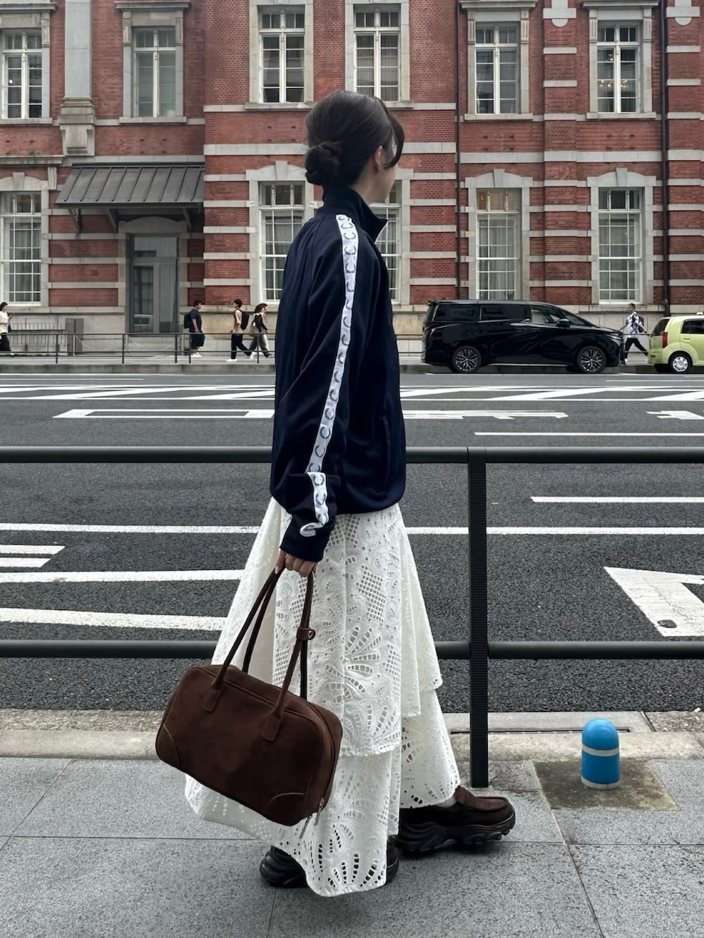 ブラウン系のローファー、ブルー系のその他アウター、ホワイト系のワンピースを着用したレディースの秋コーディネートの2枚目の写真