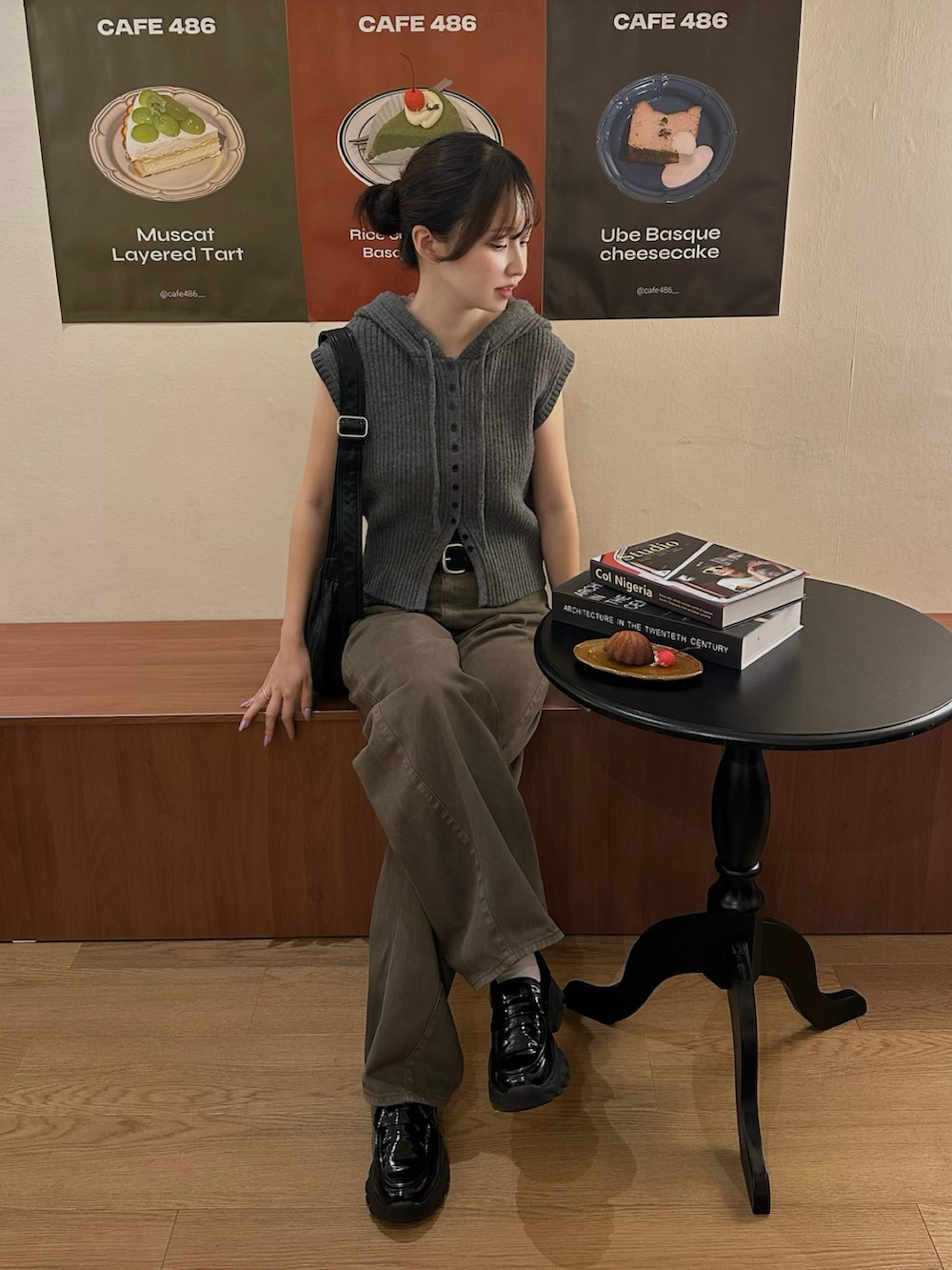 グレー系のベスト、ブラック系のローファー、ブラウン系のデニムパンツを着用したレディースの夏コーディネートの2枚目の写真