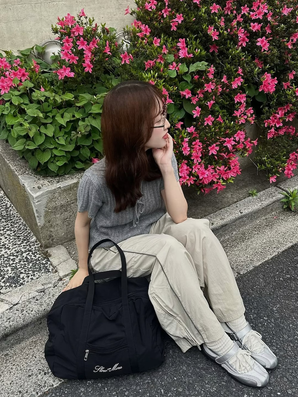 シルバー系のスニーカー、ベージュ系のその他パンツ、グレー系のTシャツ/カットソーを着用したレディースの春コーディネートの2枚目の写真
