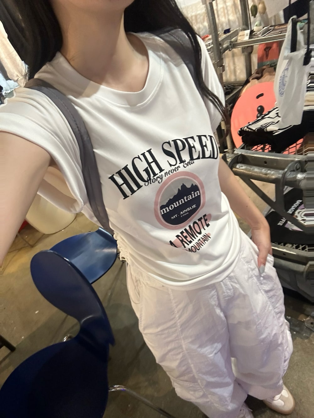 ホワイト系のカーゴパンツ、ホワイト系のトップス、ホワイト系のスニーカーを着用したレディースの夏コーディネートの2枚目の写真