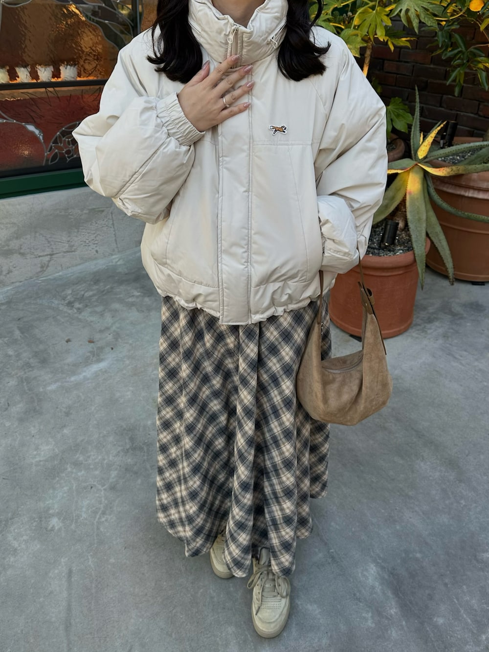 ホワイト系のダウンジャケット/コート、ブルー系のスカートを着用したレディースの冬コーディネートの2枚目の写真