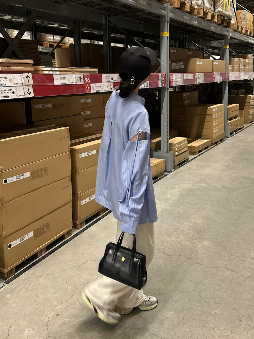 ホワイト系のスニーカー、ブルー系のシャツ/ブラウス、ホワイト系のスウェットパンツを着用したレディースの春コーディネートの2枚目の写真